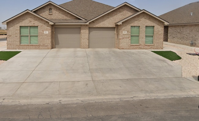 Building Photo - Available NOW! 3/2/1 Town Home