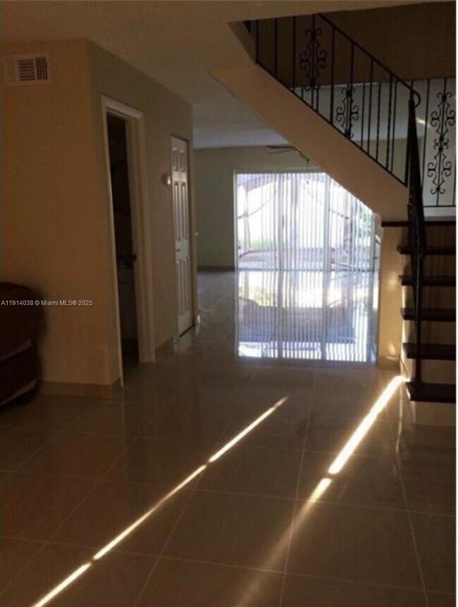 Photo - 3928 SW 67th Way Unidad 97