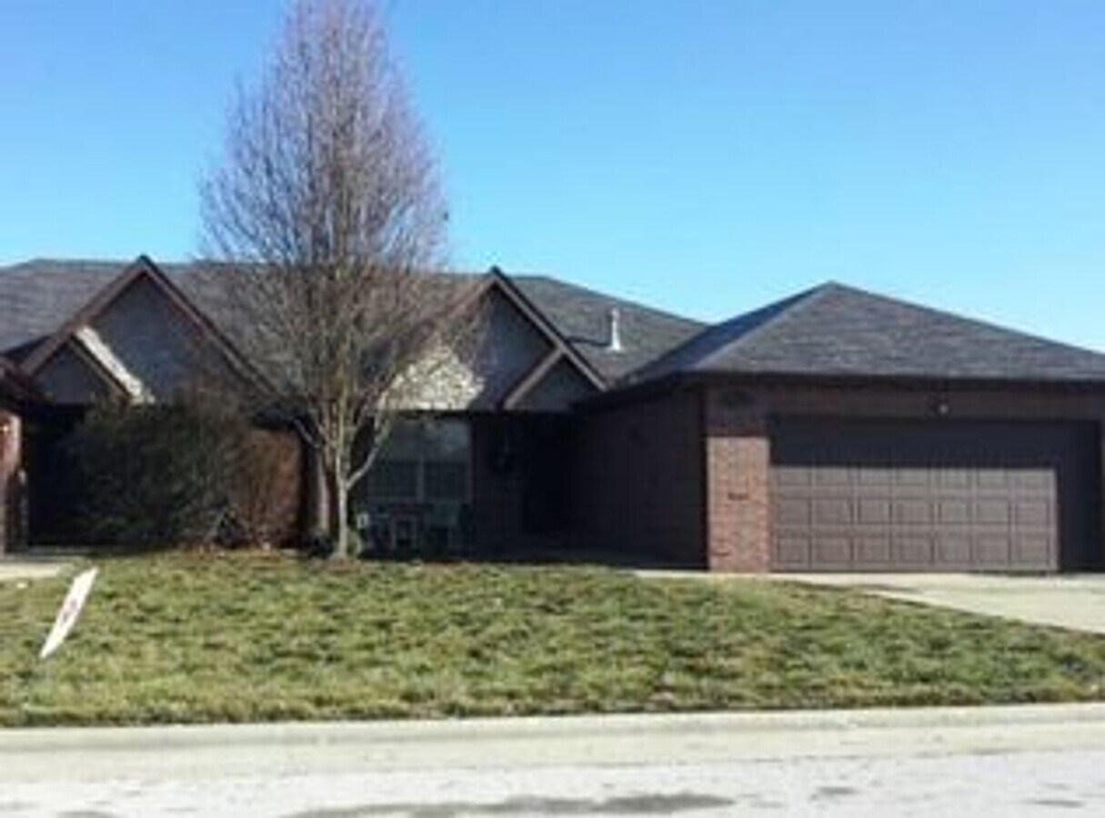 3 bed 2 bath 2 car garage duplex in the heart of Ozark MO - 3 bed 2 bath 2 car garage duplex in the heart of Ozark MO