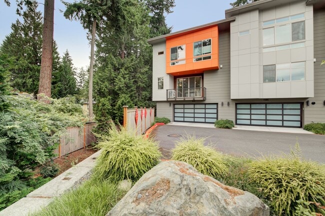 Building Photo - 4Bd/3Ba Bellevue Townhouse