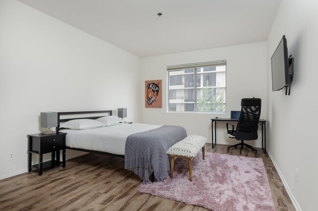 Building Photo - 10600 Wilshire Blvd Unit Single Room 1 - 1