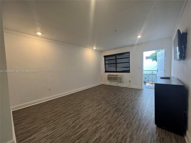 Building Photo - 1524 Lenox Ave. Unit 15