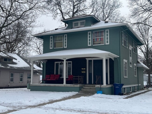 Building Photo - 708 1st Ave SE Unit 7081/2