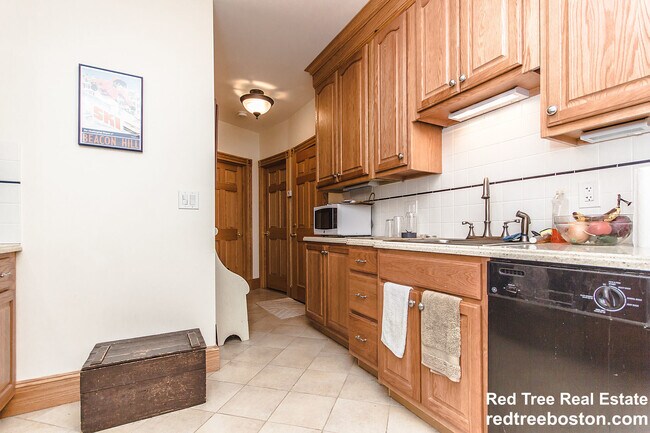 Photo - 139 Charles St