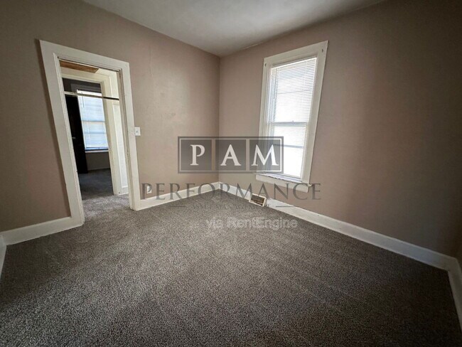 Photo - 823 Yout St