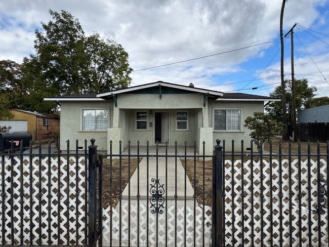 Building Photo - Charming 3-Bedroom Home with Spacious Yard...