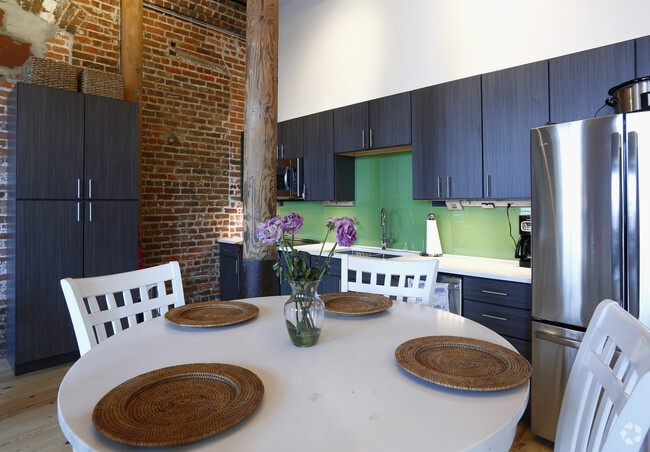 0BR, 1BA - Studio 5th floor Old Bull- Dining Area