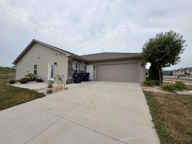 Building Photo - 624 McKay Way