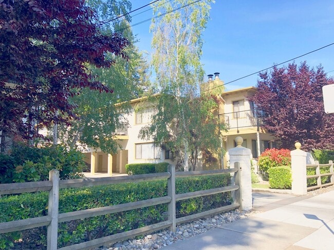 Photo - Laurel Court Apartments