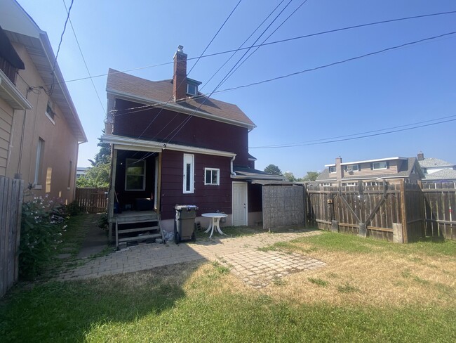 Photo - 242 Archibald St N