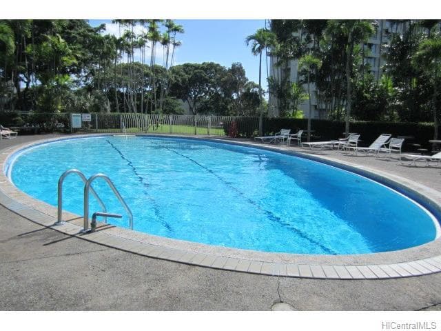 Beautiful large swimming pool - 1511 Nuuanu Ave Unit #827