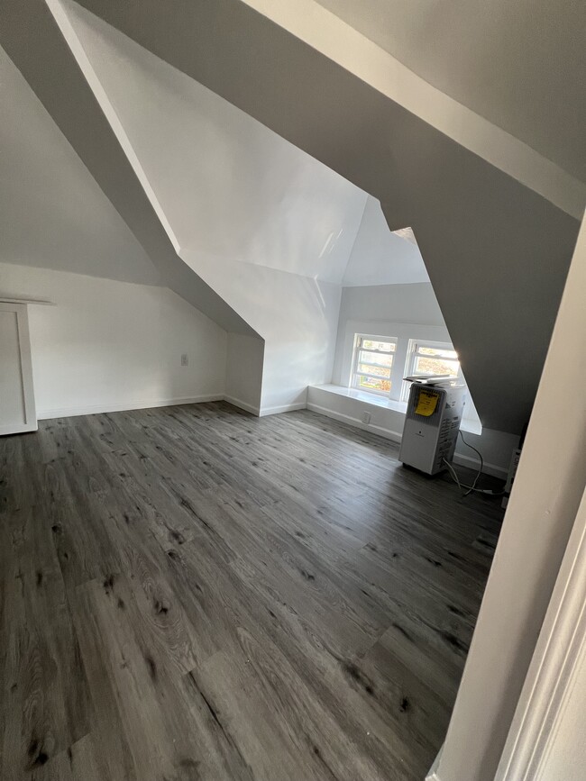 Building Photo - 1341 E 2nd St Unit New Studio apartment