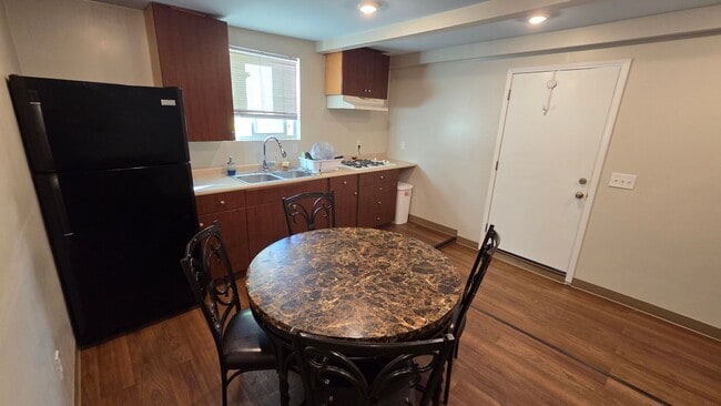 Building Photo - Spacious and Cozy studio!