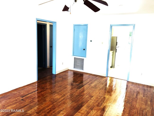 Photo - 413 Knollwood Cir