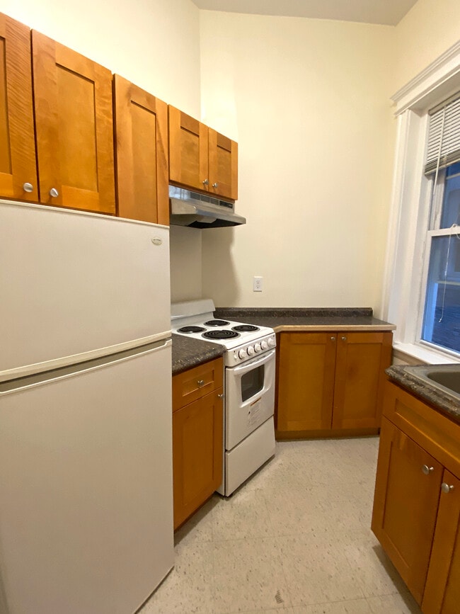 Building Photo - 27 Park Dr Unit 02