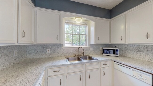 Photo - 1000 Holleman Dr