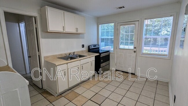 Photo - 370 Roosevelt Cir NE