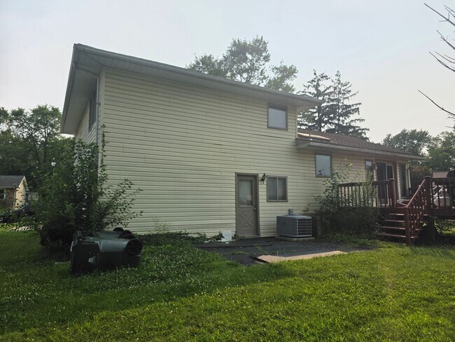 812 Leeds Ln