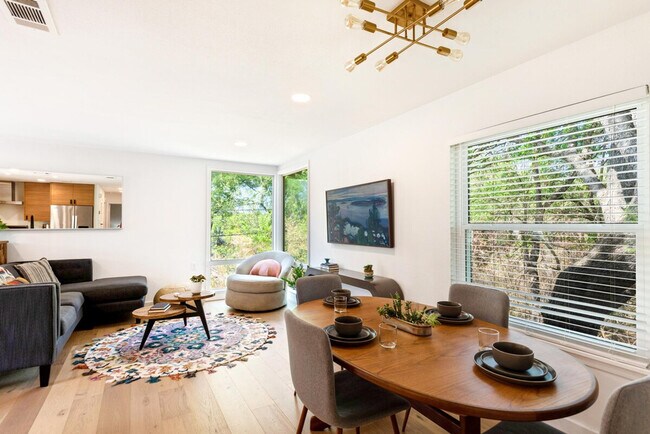 Building Photo - 2906 Westhill Dr