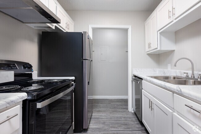 2BR, 2BA - 940SF - Kitchen