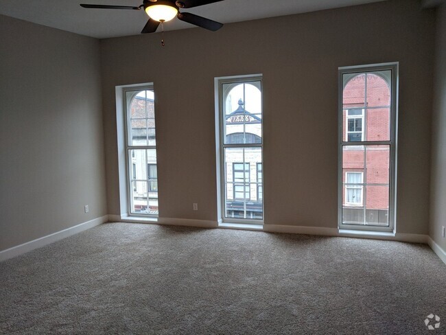 Building Photo - 200 S Walnut St Unit Apt 2B