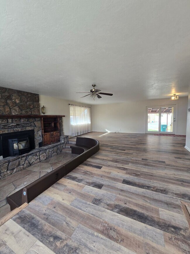 Building Photo - Charming Farmhouse