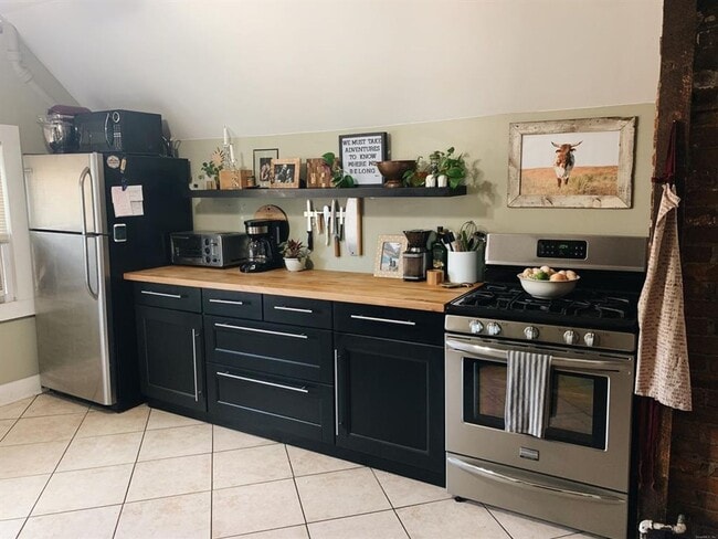 Building Photo - 99 Olive St Unit 3