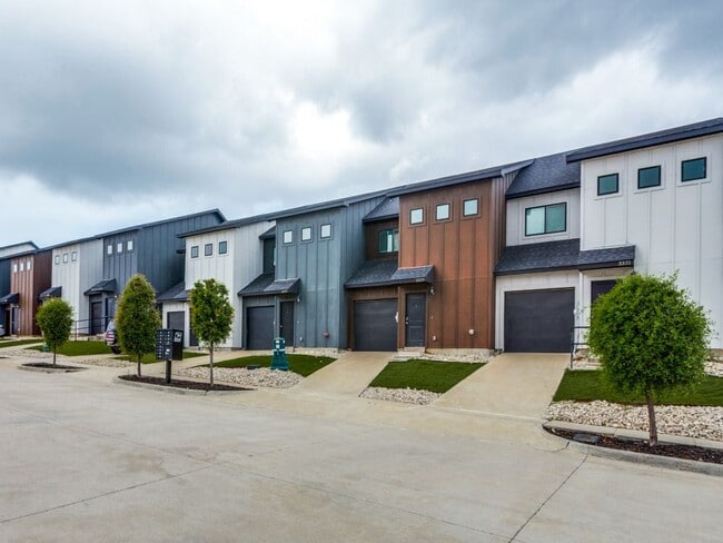 Building Photo - 3301 Brambleton Hill Pl Unit 3316