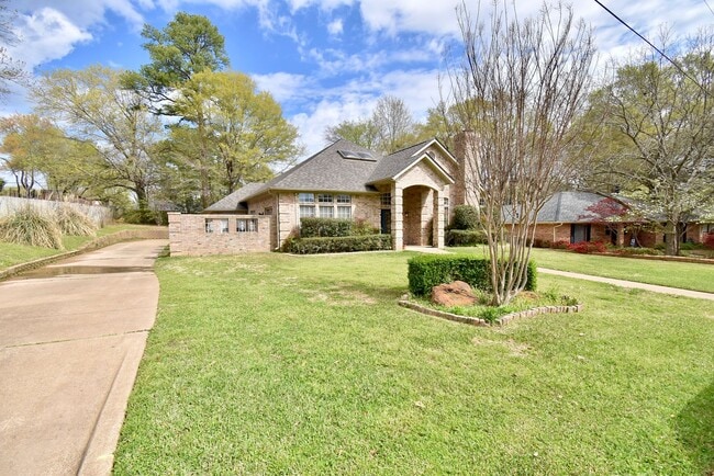 Building Photo - Stunning Home in the Heart of Tyler! 3bd 2...