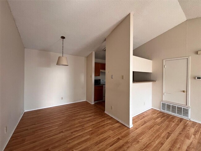 Photo - 433 Sailmaster St