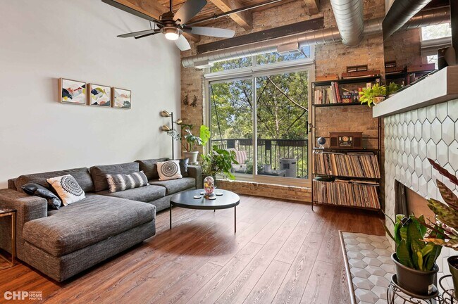 Photo - 1740 N Maplewood Ave Unit 305