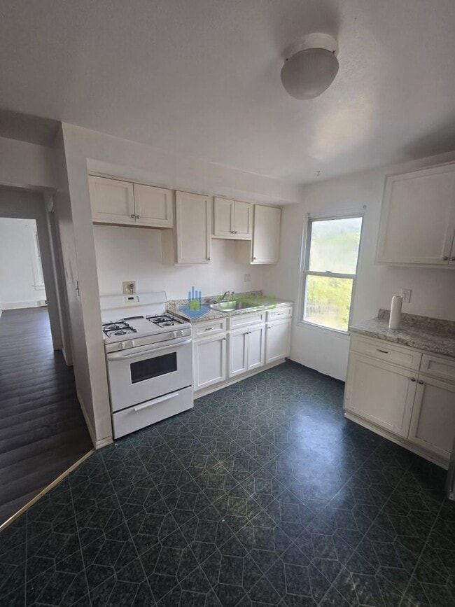 Building Photo - 641 Linden Ave Unit Apartment B
