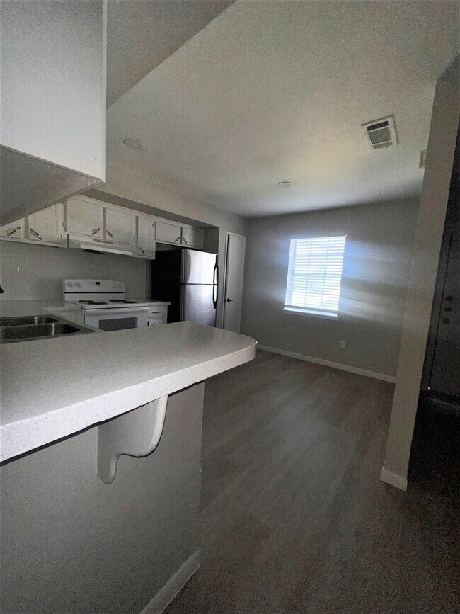 Hollyvale Apartments