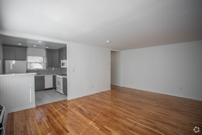 Studio - 517SF -Soundview -Living Room/Kitchen