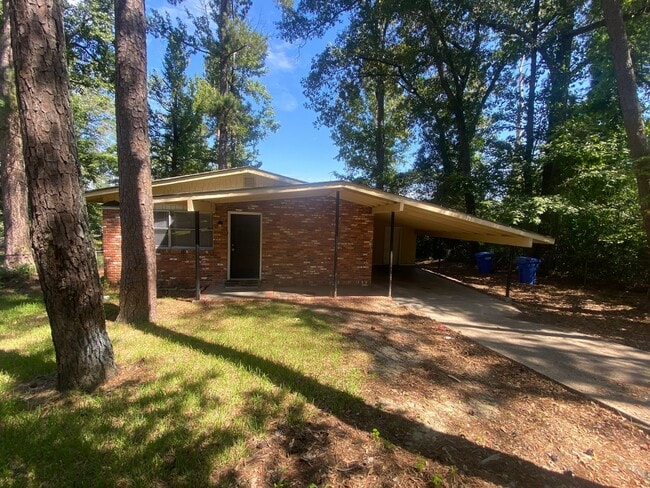 **ON HOLD**3 bedroom / 1 bathroom Home for... - **ON HOLD**3 bedroom / 1 bathroom Home for...