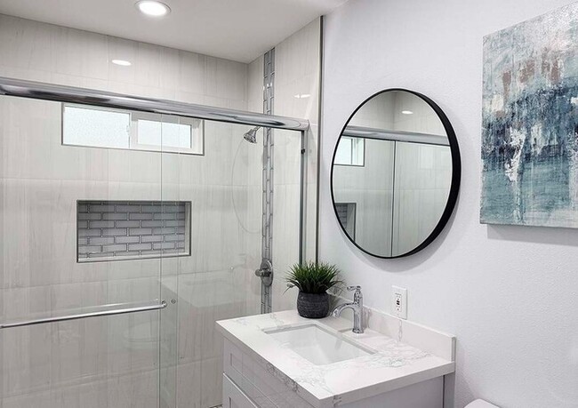 Photo - Beautiful 3–4 Bedroom Santa Ana Home with Large Kitchen