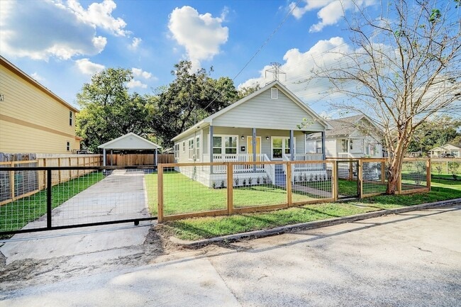 Photo - 3515 Delhi St