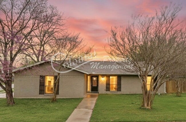 Building Photo - AVAILABLE NOW !