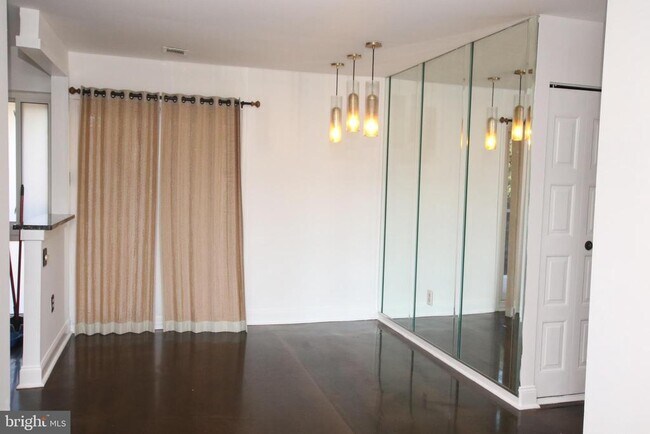 Photo - 210 James Ct