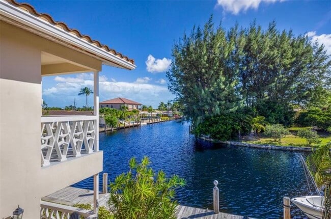 Building Photo - 2591 NE 55th Ct Unit 208