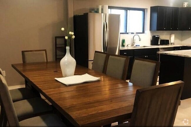 Building Photo - 711 N Hyannis Port St Rental