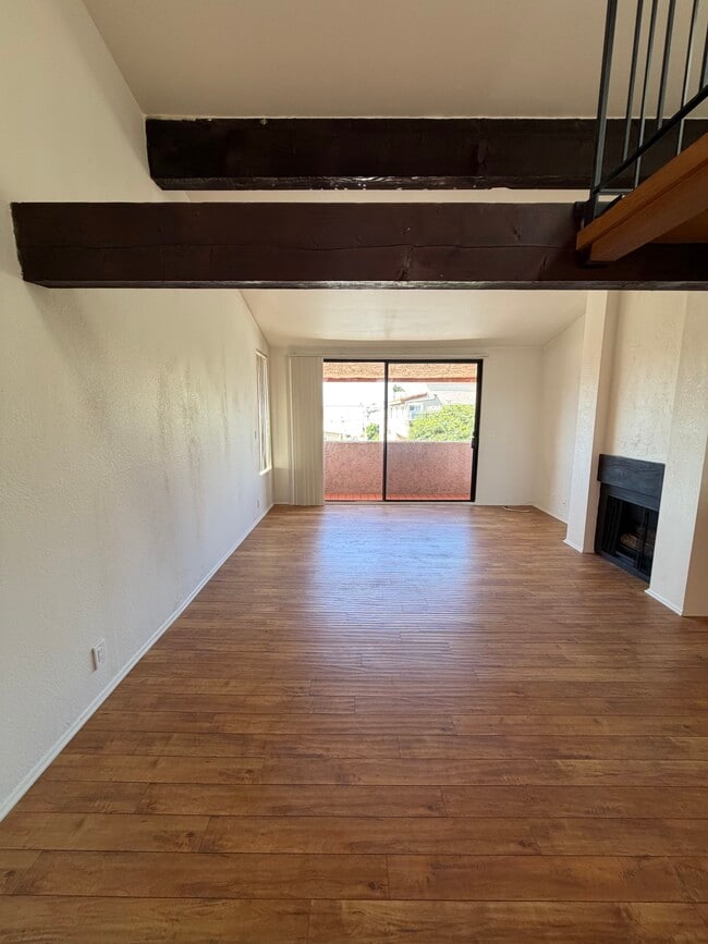 Living room from entrance - 700 1st St Unit 3
