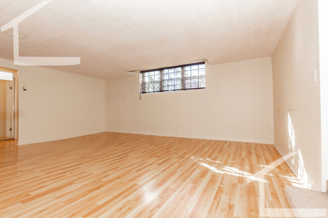 Building Photo - 211 Lake Shore Rd Unit 2 Rental