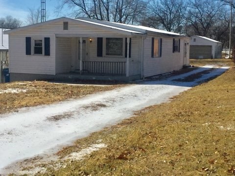 Building Photo - Large 3 Bedroom with 2 Car Garage