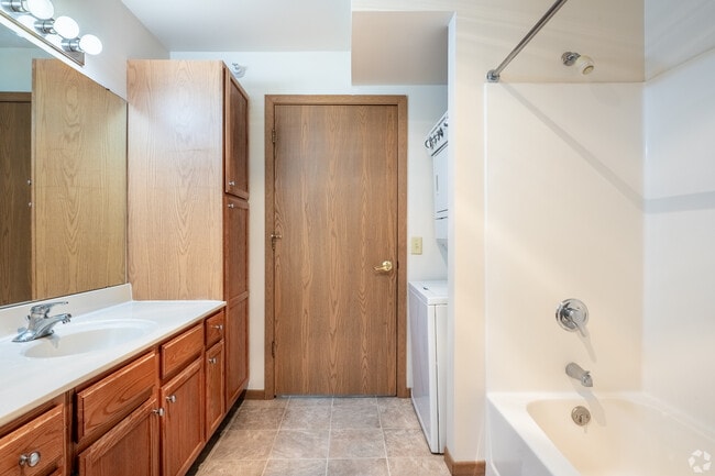1BR, 1BA - 780SF - Bathroom