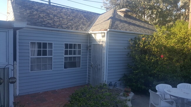 Guest House - 11575 Blix St Unit Private Guest House