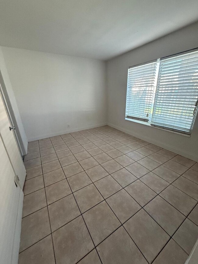 2317 NE 2nd St Unit 1