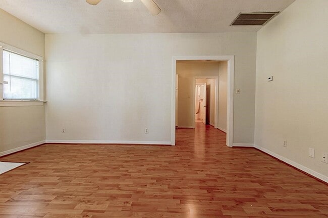 Photo - 837 Peddie St