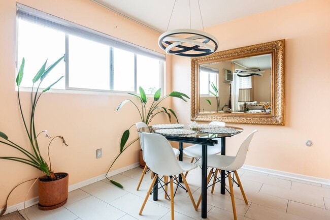 Photo - 960 Larrabee St Unidad 222