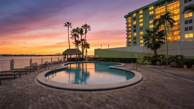 Building Photo - 10350 W Bay Harbor Dr Unit 2L